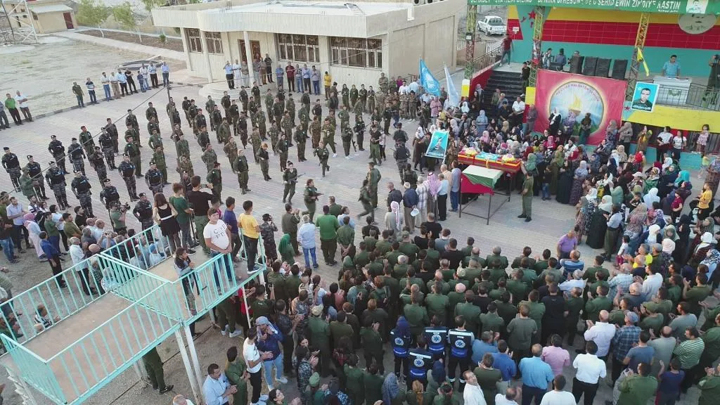Şêniyên Qamişlo cenazeyê şehîd Musbah spart axê