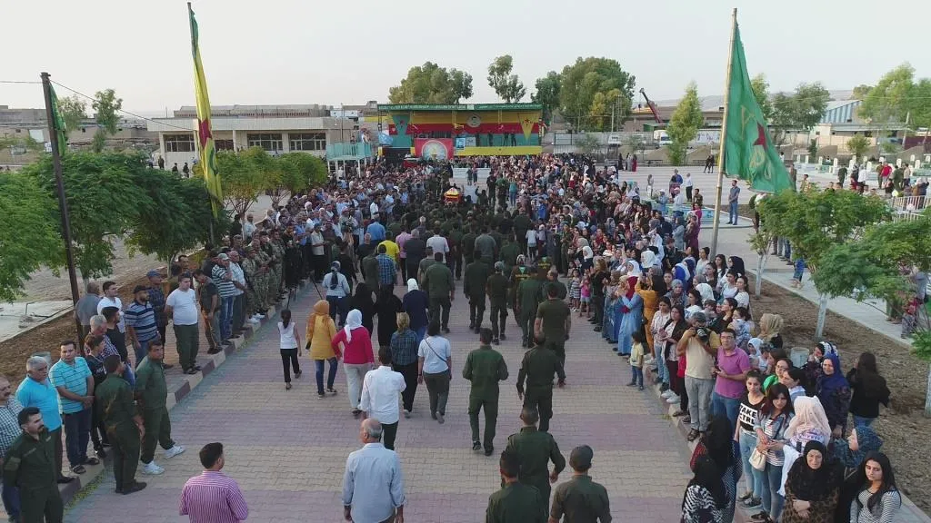 Şêniyên Qamişlo cenazeyê şehîd Musbah spart axê