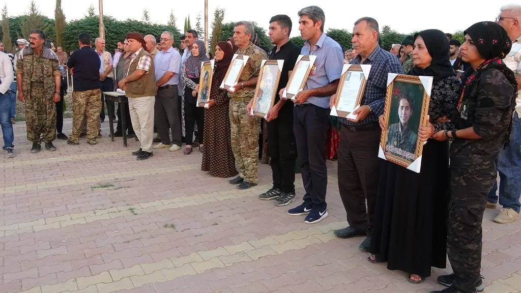 Şehîd Vejîn û Zinar bi merasîmekî bi heybet li Dêrikê hatin oxirkirin