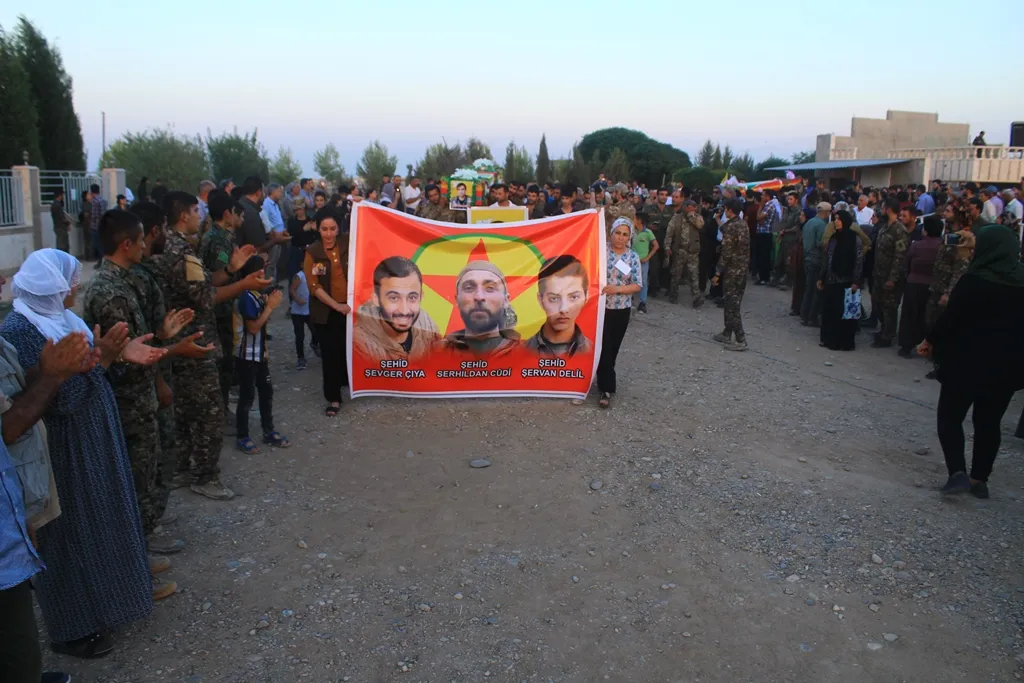Şehîd Vejîn û Zinar bi merasîmekî bi heybet li Dêrikê hatin oxirkirin