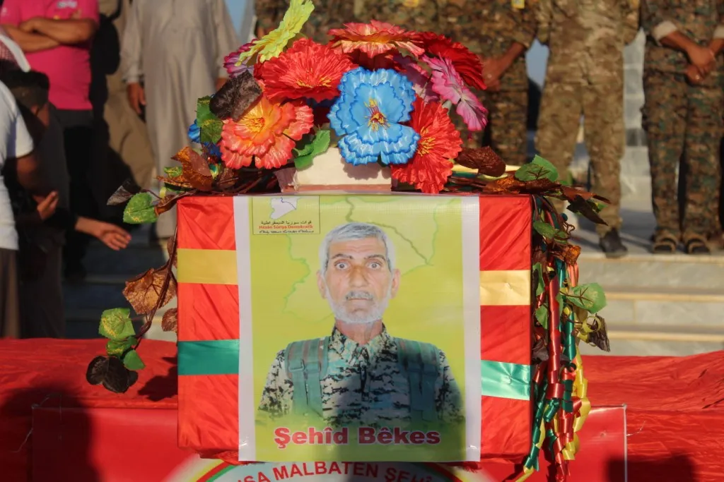 Şêniyên Kobanê şehîdek oxir kirin û nasnameya yek din jî eşkere kirin