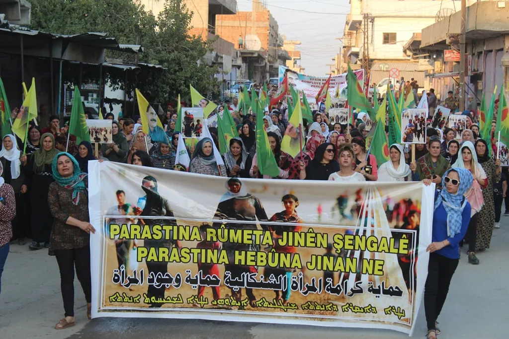 Li Bakur û Rojhilatê Sûriyê bi hezaran kes ji bo Şengalê li qadan bûn
