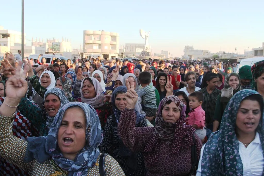 Li Bakur û Rojhilatê Sûriyê bi hezaran kes ji bo Şengalê li qadan bûn