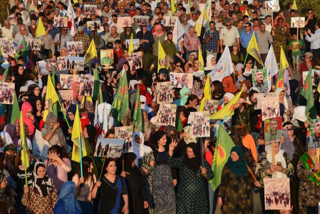 Li Bakur û Rojhilatê Sûriyê bi hezaran kes ji bo Şengalê li qadan bûn