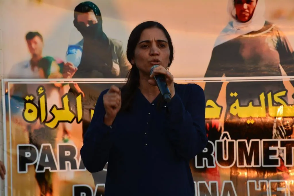Li Bakur û Rojhilatê Sûriyê bi hezaran kes ji bo Şengalê li qadan bûn