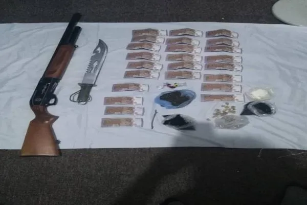 Komek ku pereyên sextet belav û karê sihirê dikir hatin girtin
