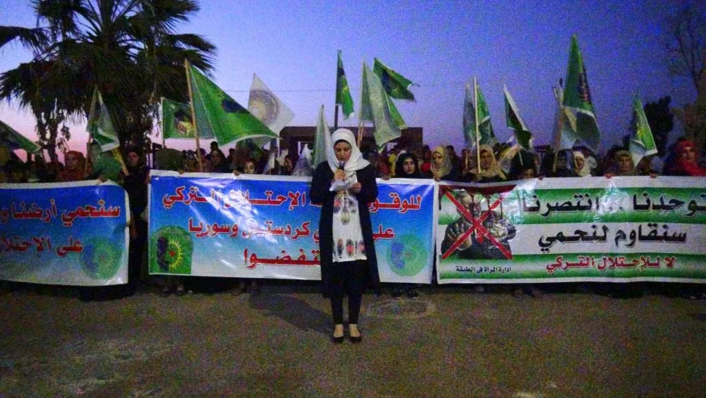 Jinên Tebqayê li dijî gefên dagirkeriya Tirk meşek li dar xistin