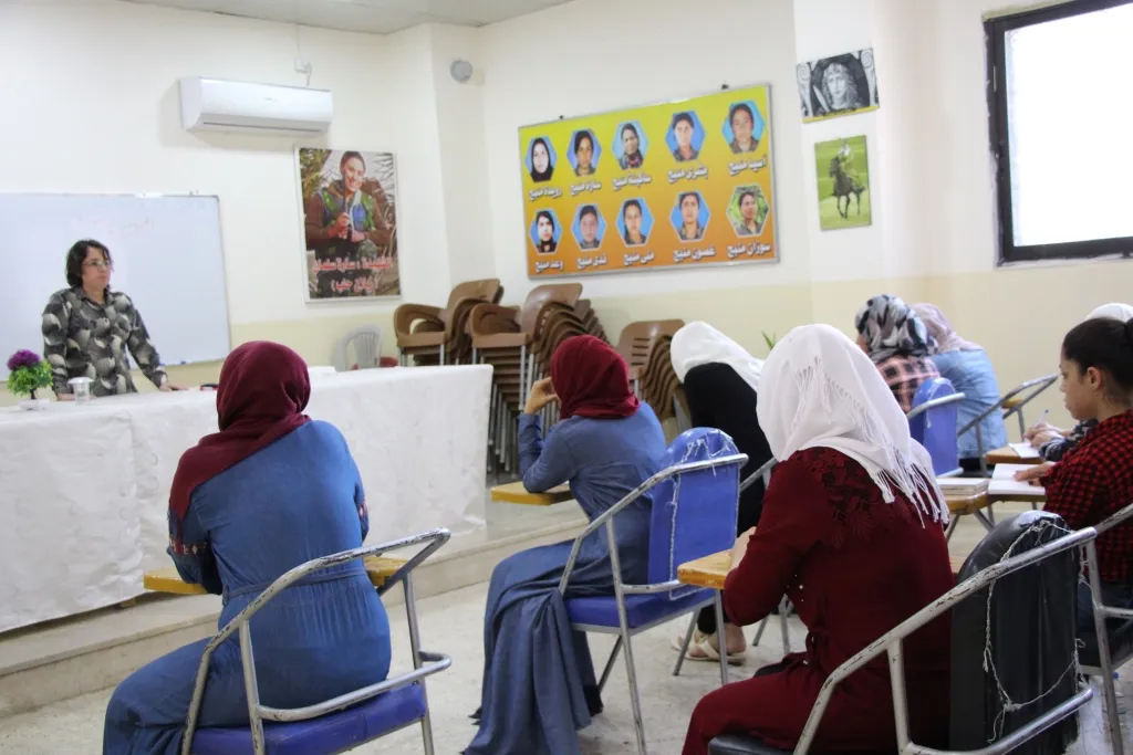 Akademiya Şehîd Sara ya Minbicê nimûneya pêşxistina fikrê jinê ye