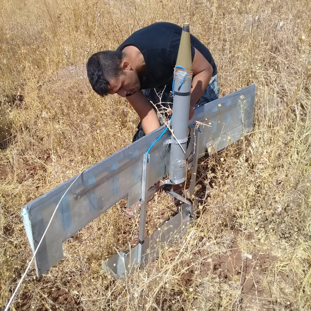Hêzên rejîmê balafireke keşfê li Şehbayê xist xwarê