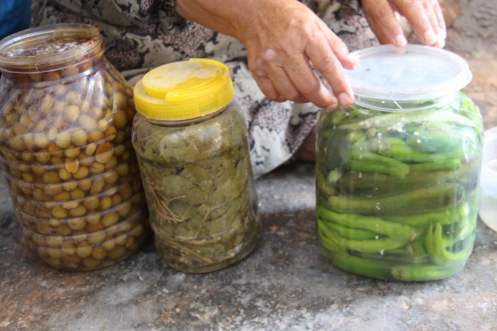 Ji bo sivikkirina dorpêçê dayikên Efrînê mûnê amade dikin