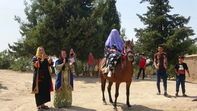 Jinên Koçeratê bi stranên gelêrî jiyana xwe wesifand