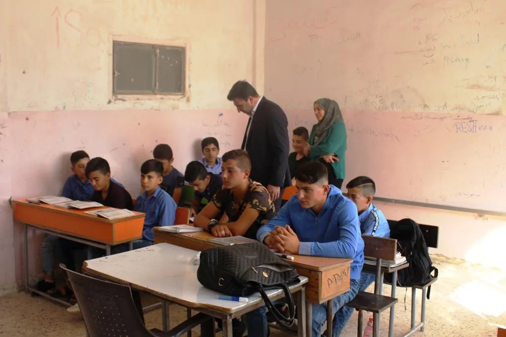 Rêveberiya Xweser rewşa dibistanan dişopîne