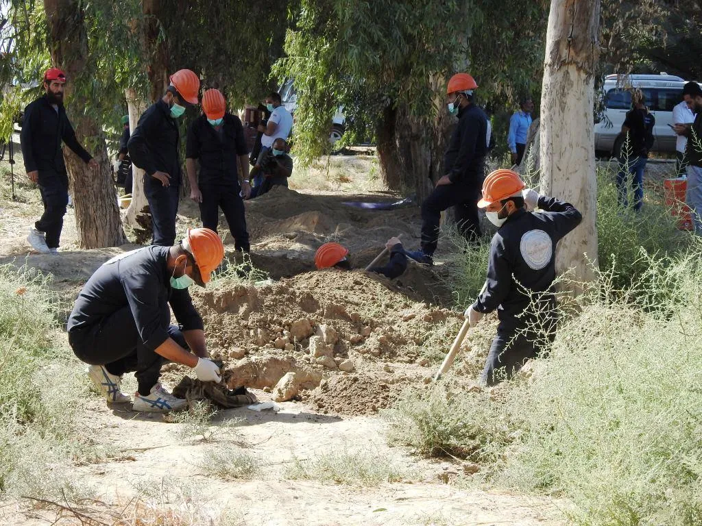Tîma destwerdana destpêkê rakirina cenazeyan ji gorên komî didomîne