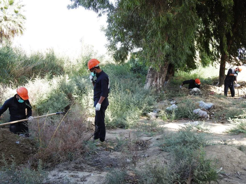 Tîma destwerdana destpêkê rakirina cenazeyan ji gorên komî didomîne
