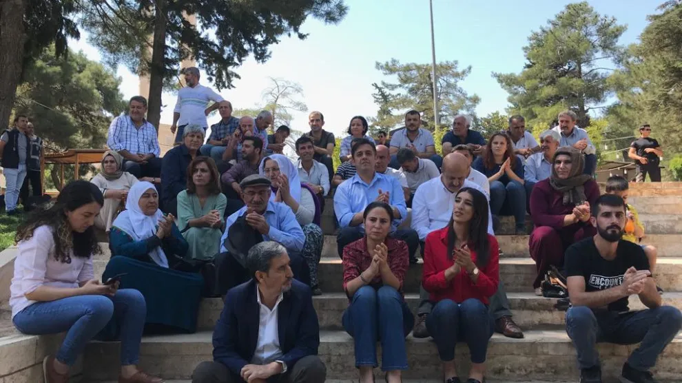 Amed û Mêrdînê 15 roj in li dijî desteserkirina şaredariyan li ber xwe didin