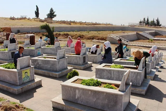 Mamosteyên Tirbespiyê gorên şehîdan sererast kirin 