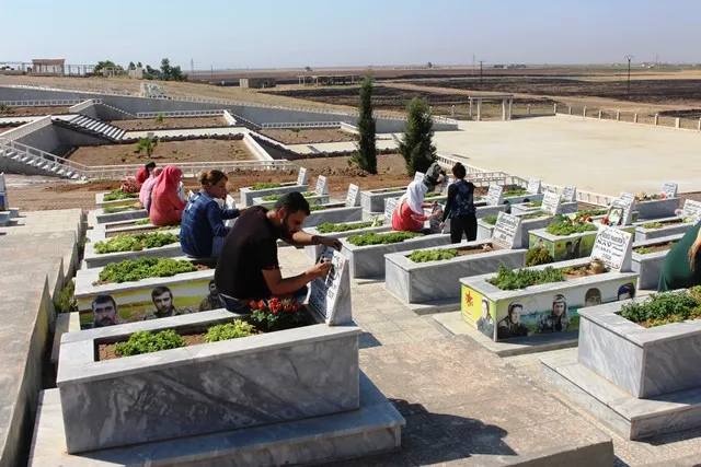 Mamosteyên Tirbespiyê gorên şehîdan sererast kirin 