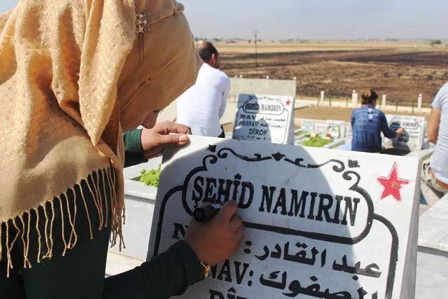 Mamosteyên Tirbespiyê gorên şehîdan sererast kirin 