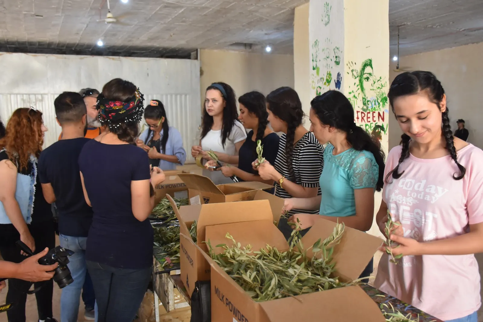 Amedekariyên tabloyek mezin a bi destê zarokên Efrînê bê çêkirin, tê kirin