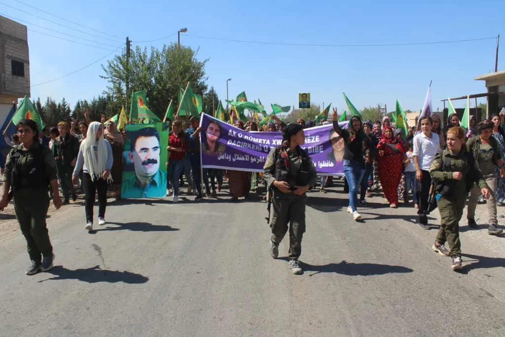 Çalakiyên jinan didomin: Li Kobanê meş, li Dêrikê belavok hatin belavkirin