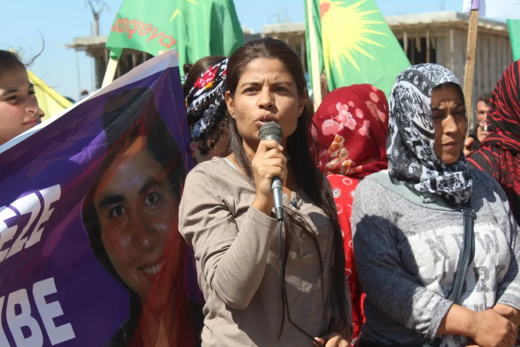 Çalakiyên jinan didomin: Li Kobanê meş, li Dêrikê belavok hatin belavkirin