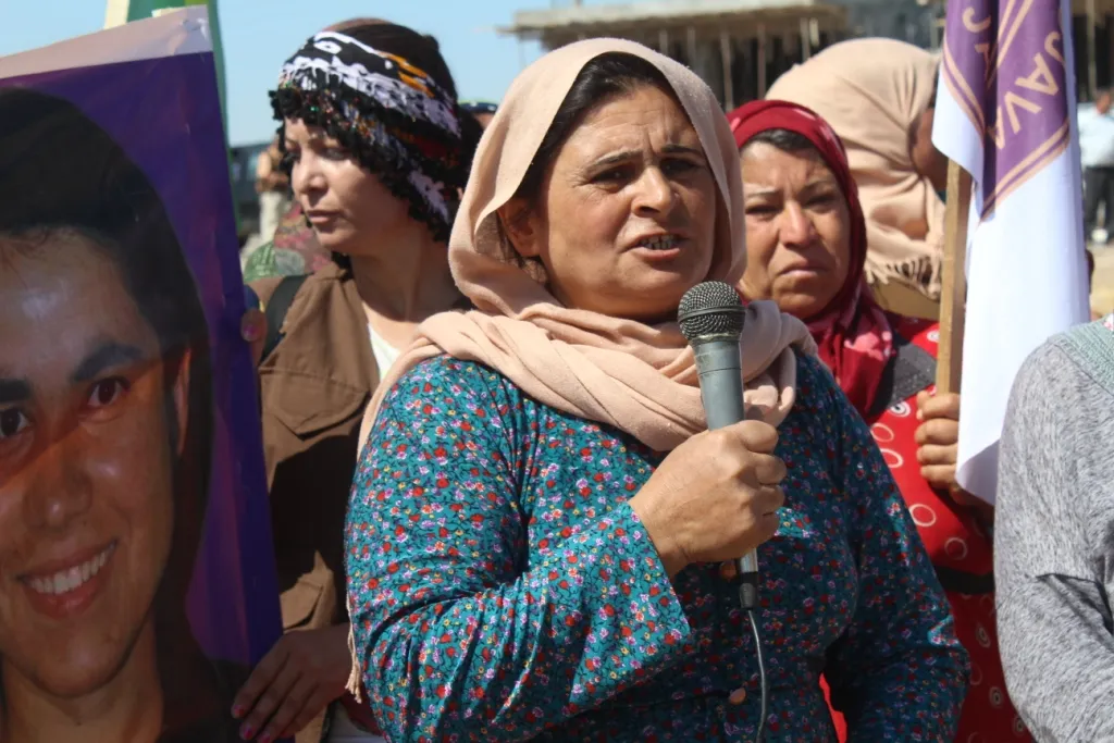 Çalakiyên jinan didomin: Li Kobanê meş, li Dêrikê belavok hatin belavkirin