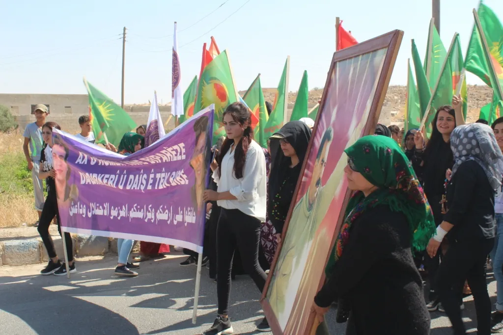 Jinên Kobanê bi meşekê dagirkeriya Tirk şermezar kir