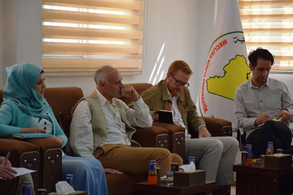 Şandeyek birîtanî bi nûnerên MSD û Rêveberiya Xweser re hevdîtin kir