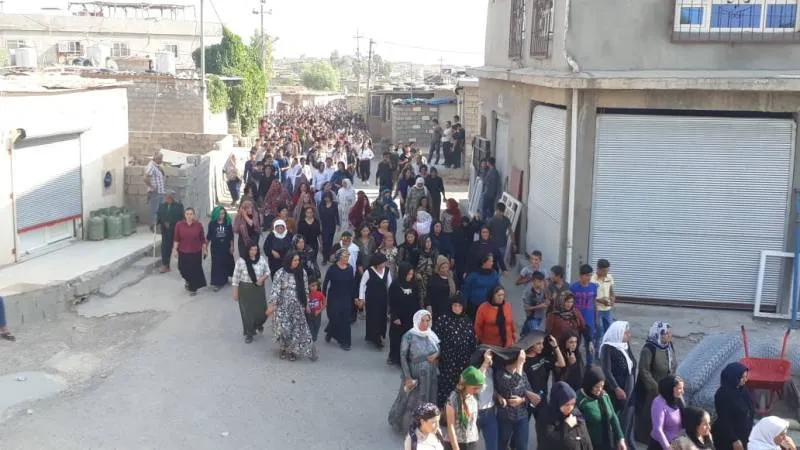 Li Mexmûrê bi hezaran li dijî dorpêçê meşiyan