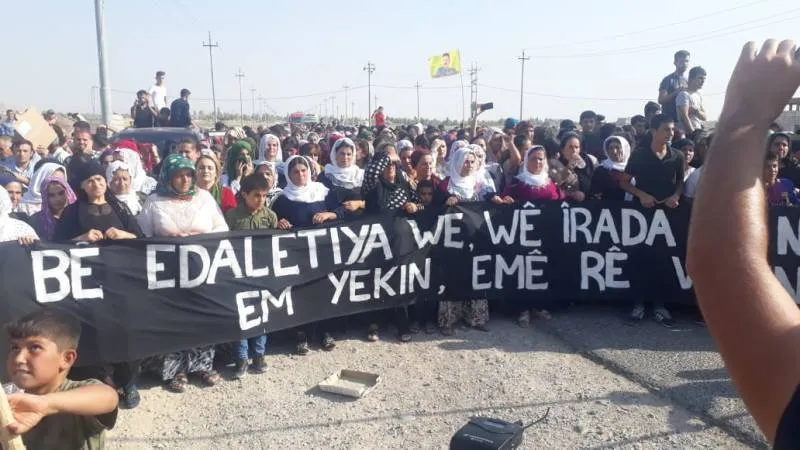 Li Mexmûrê bi hezaran li dijî dorpêçê meşiyan