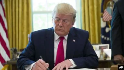 Trump biryara cezayan li ser banka navendî ya Îranê ragihand