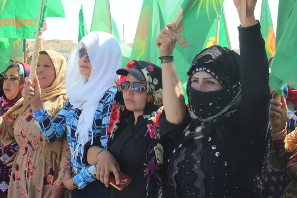 Jinên Kobanê bi meşekê dagirkeriya Tirk şermezar kir