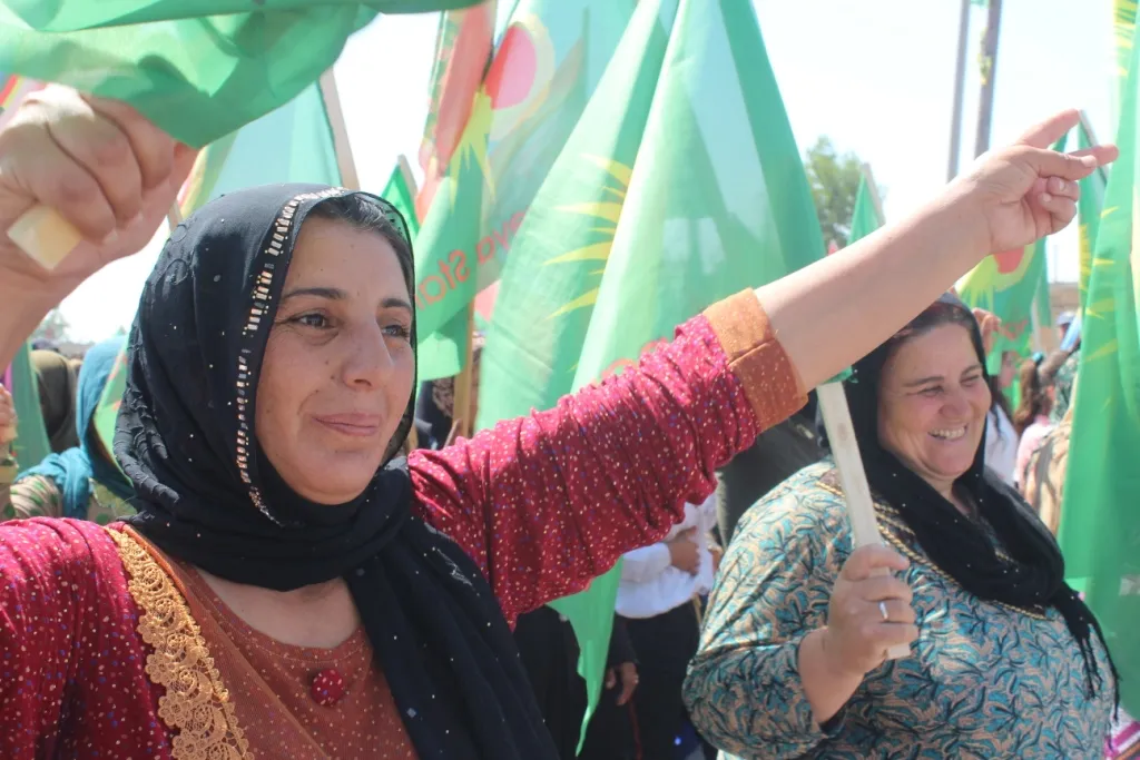 Jinên Kobanê bi meşekê dagirkeriya Tirk şermezar kir