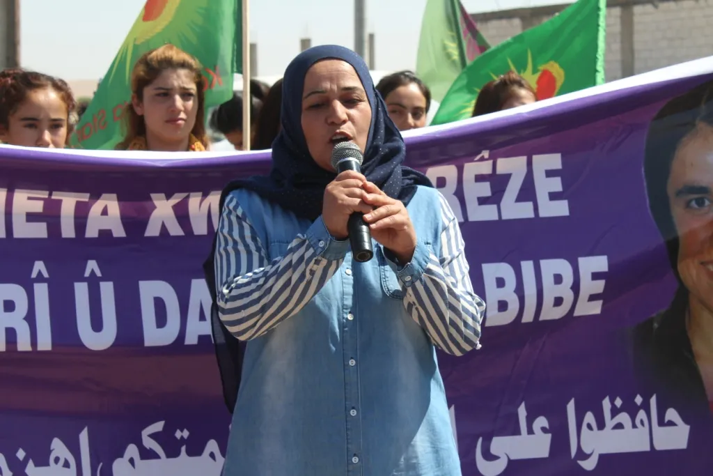 Jinên Kobanê bi meşekê dagirkeriya Tirk şermezar kir
