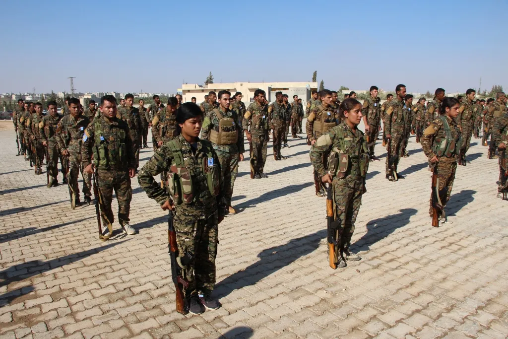 Şêniyên Minbicê cenazeyê şehîd Elî El-Harûn oxir kirirn