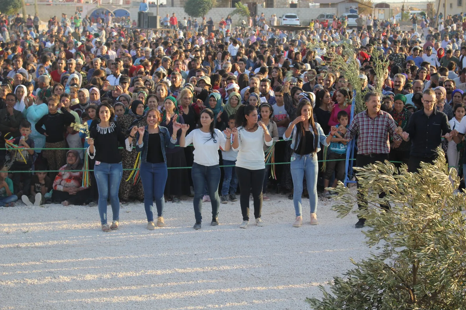 Hunermend Bengîn ji bo şêniyên Efrînê konsêrek da