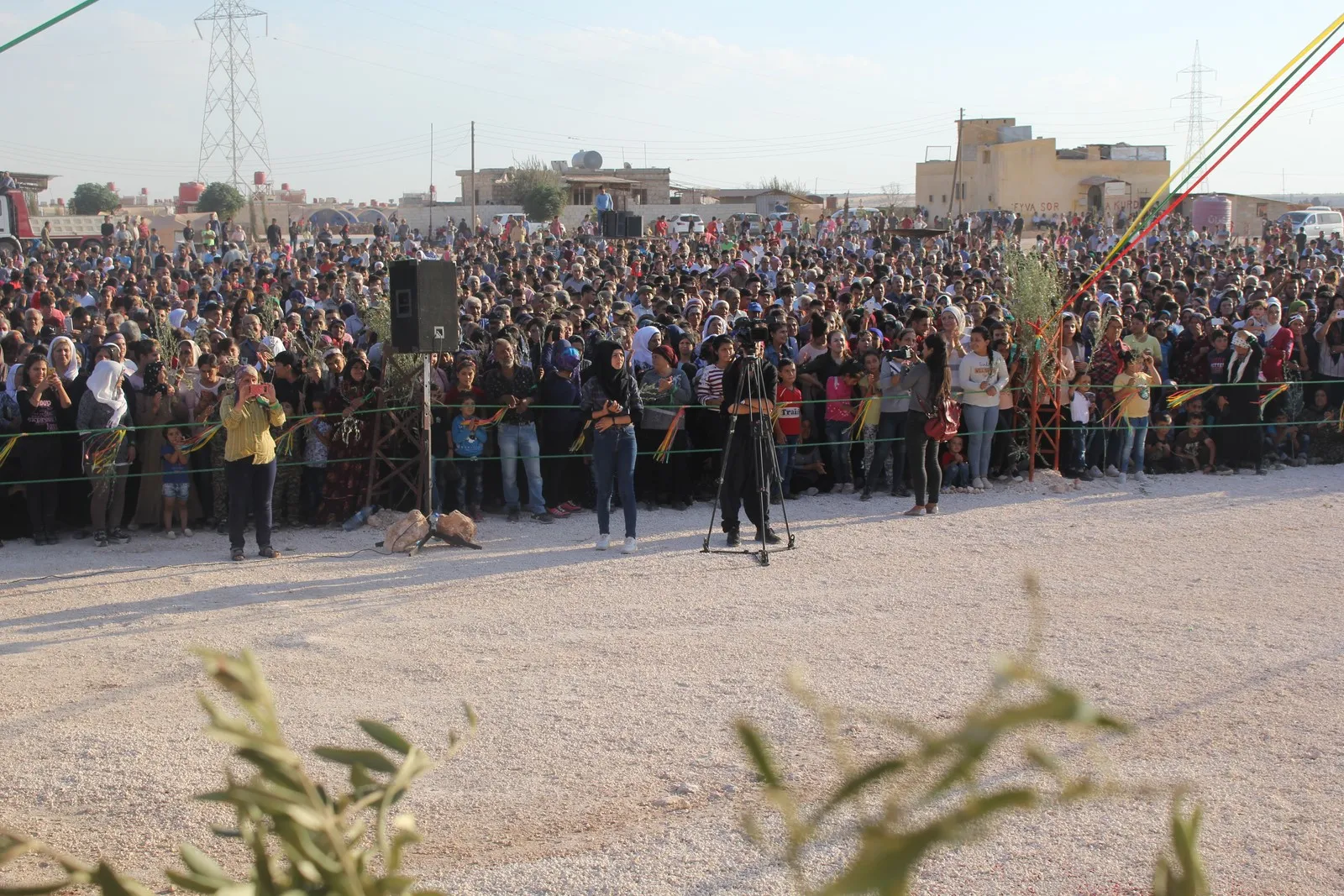 Hunermend Bengîn ji bo şêniyên Efrînê konsêrek da