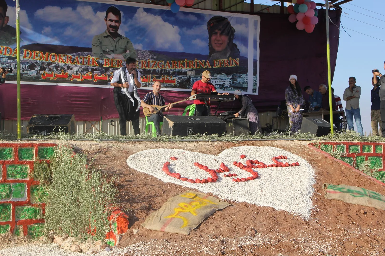 Hunermend Bengîn ji bo şêniyên Efrînê konsêrek da