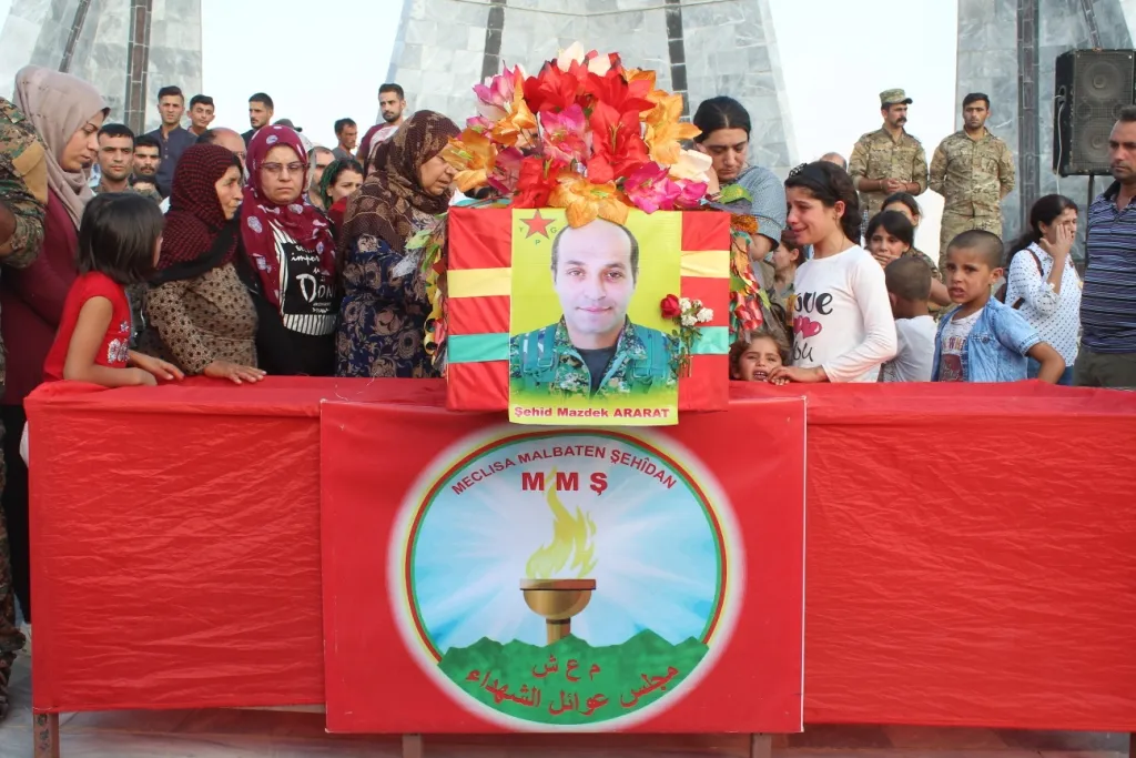 Cenazeyê şehîdê YPG‘ê  Mazdek Ararat li Kobanê hate veşartin