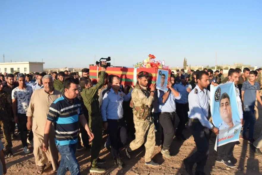 Şêniyên Girê Spî cenazeyê endamê trafîkê Adil Elî spart axê