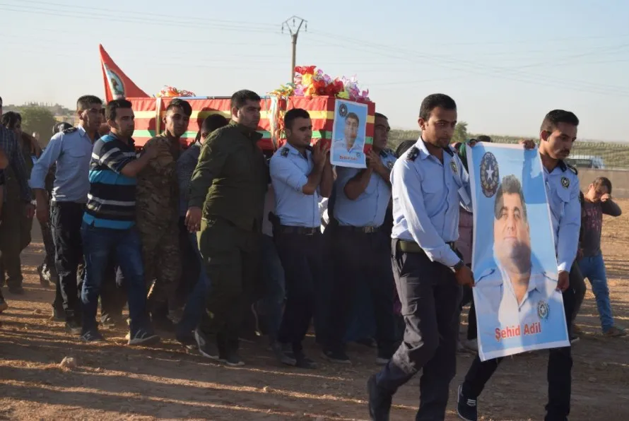 Şêniyên Girê Spî cenazeyê endamê trafîkê Adil Elî spart axê
