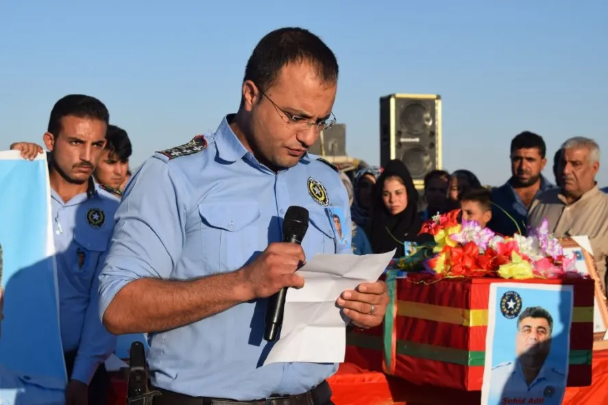 Şêniyên Girê Spî cenazeyê endamê trafîkê Adil Elî spart axê