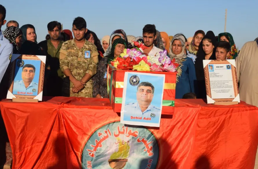 Şêniyên Girê Spî cenazeyê endamê trafîkê Adil Elî spart axê