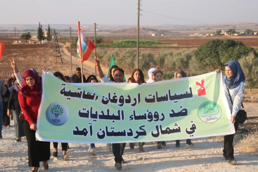 Li Kobanê desteserkirina şaredariyan hate şermezarkirin