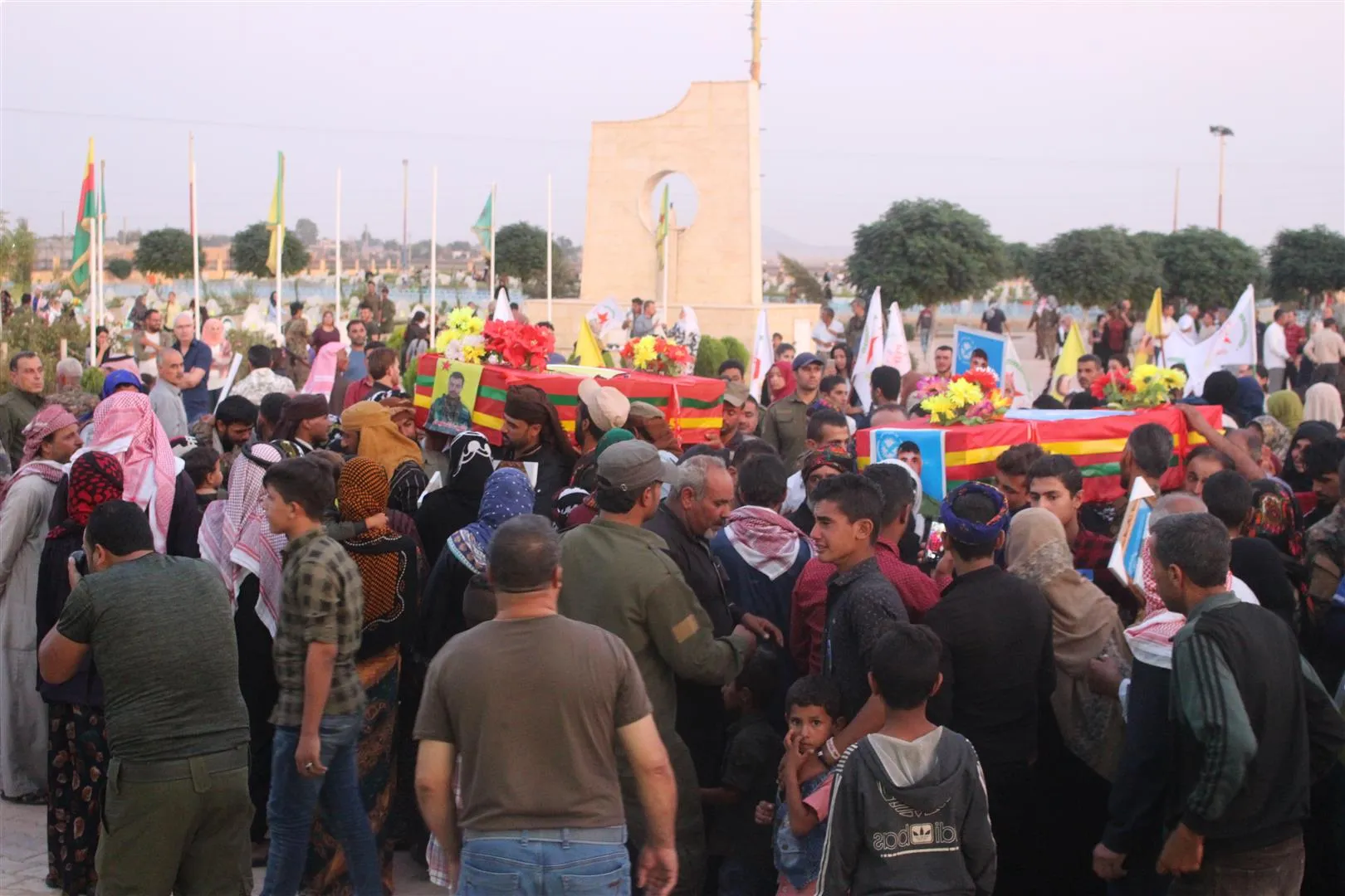 Li  Hesekê cenazeyên 3 şehîdan bi merasîmekê girseyî hatin veşartin