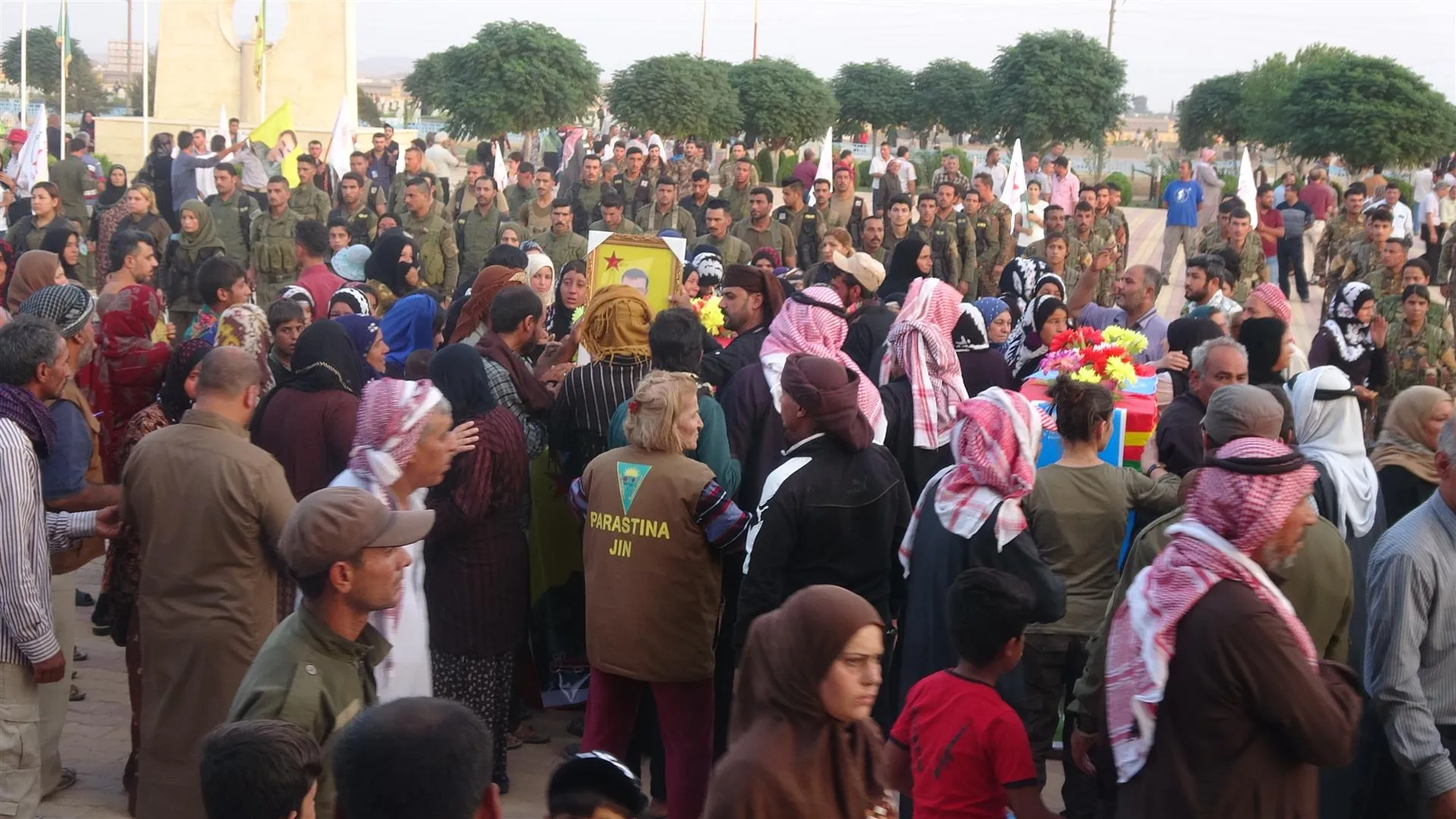 Li  Hesekê cenazeyên 3 şehîdan bi merasîmekê girseyî hatin veşartin