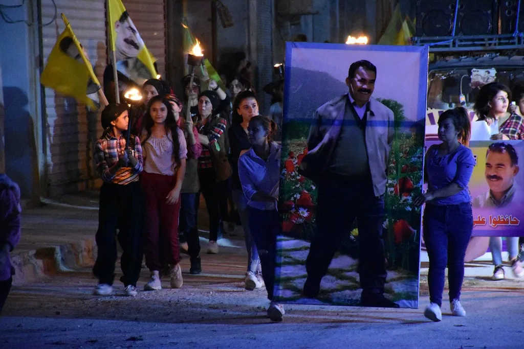 Li Helebê jinên ciwan meşek bi meşaleyan li dar xist