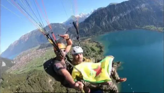 Bi vî awayî serbilindiya xwe bi YPG û YPJ’ê nîşan da