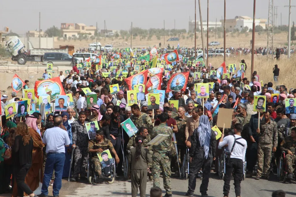 Li pêşiya baregeha Koalîsyonê ya li Bakurê Sûriyê xwepêşandan