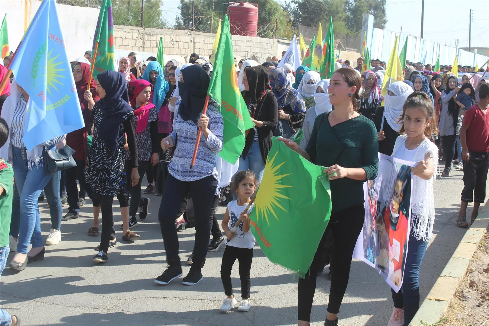 Şêniyên Çilaxa li dijî dagirkeriyê meşiyan